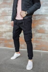 Comment Styliser un Pantalon Cargo Homme avec Élégance